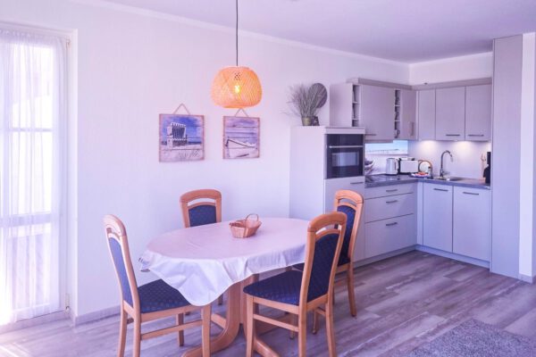 Detail Küche der 2-Raum-Ferienwohnung im Ostseebad Binz auf der Insel Rügen - Urlaub im Feriendomizil buchen
