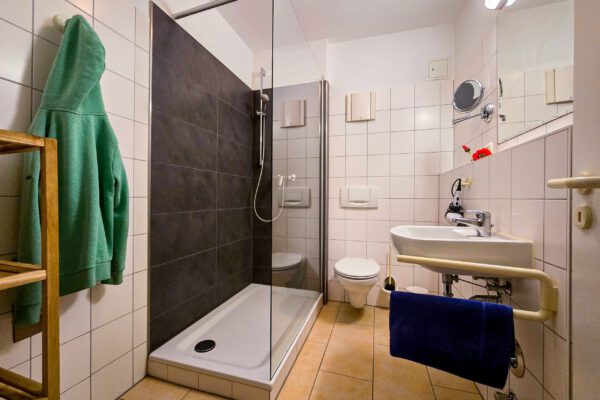 Badezimmer der 3-Raum-Ferienwohnung im Ostseebad Binz auf der Insel Rügen - Urlaub im Feriendomizil buchen